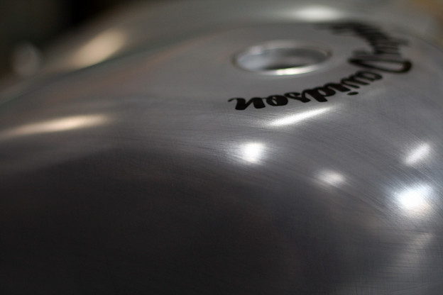 メタルペイント　ベアメタル調ペイント